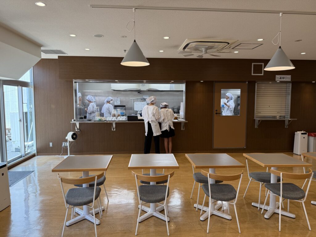 店内全景と厨房カウンター