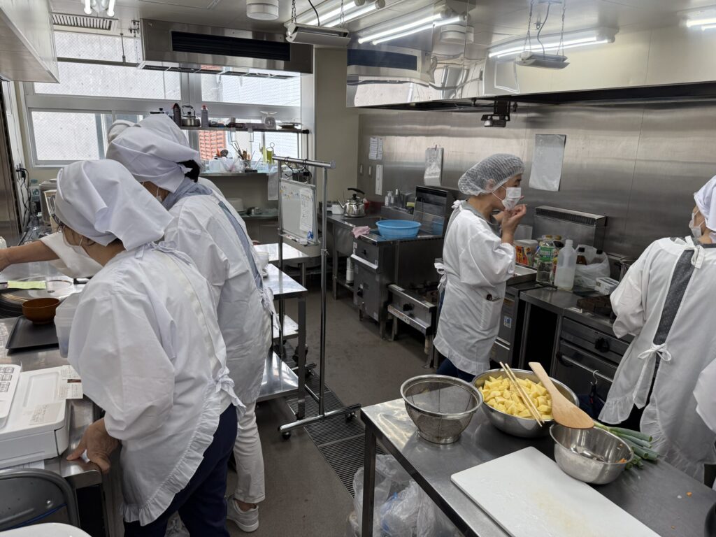複数のスタッフが厨房で調理する様子