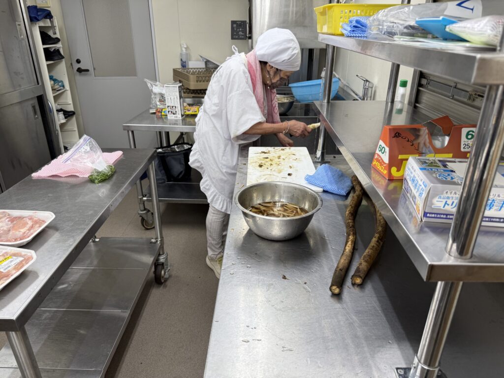厨房で仕込みをするスタッフ