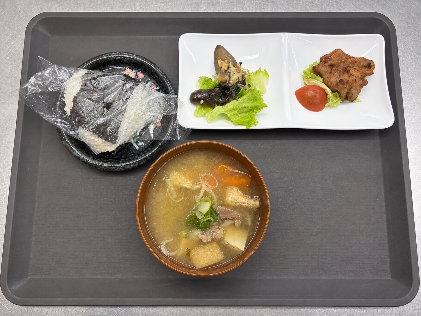 お惣菜2種の各ハーフ、豚汁、お好みおむすびが付く550円のお得なセットメニュー